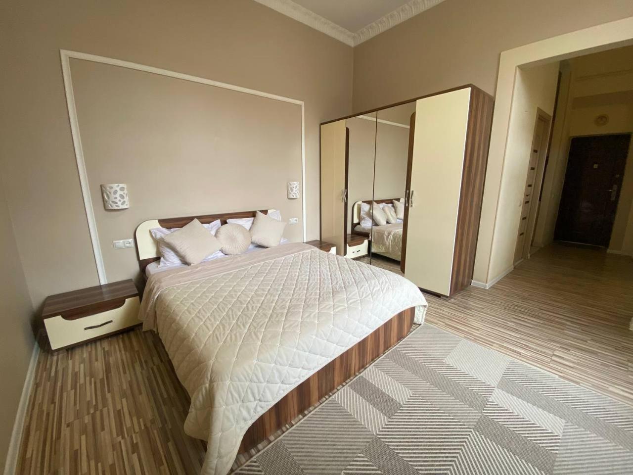 Bright Apartment In The Very Centre Лвив Екстериор снимка
